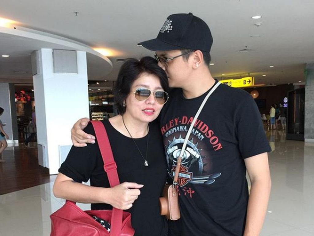 Gaya Kompak Kevin Julio dan Bundanya Kayak Sahabat Gaya Kompak Kevin Julio dan Bundanya Kayak Sahabat