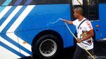 Aksi The Jakmania Cuci Bersih Bus TransJakarta