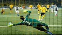 Young Boys mengejutkan Juventus saat unggul duluan di menit ke-30 lewati penalti Guilaume Horrau menyusul pelanggaran Alex Sandro kepada Nicolas Ngamaleu. (REUTERS/Denis Balibouse)