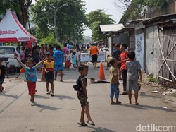 Sampah Menumpuk, Warga Karawang Blokir Jalan Oto Iskandardinata