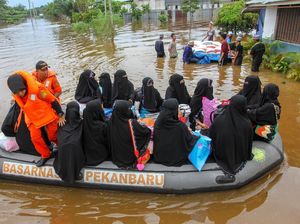 Momen Saat 450 Santri Dievakuasi Karena Banjir