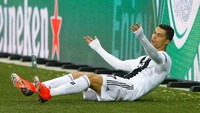 Cristiano Ronaldo tak mencetak gol di pertandingan ini. Alhasil, catatan buruknya di fase grup Liga Champions masih berlanjut karena baru bikin satu gol dari lima pertandingan. (REUTERS/Arnd Wiegmann)