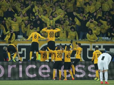 Si Nyonya Tua Ditumbangkan Anak-Anak Muda