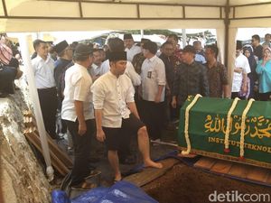Ditemani Arumi, Emil Dardak Kuburkan Adik di TPU Tanah Kusir
