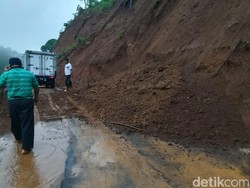 Tebing Gunung Lio Brebes Longsor