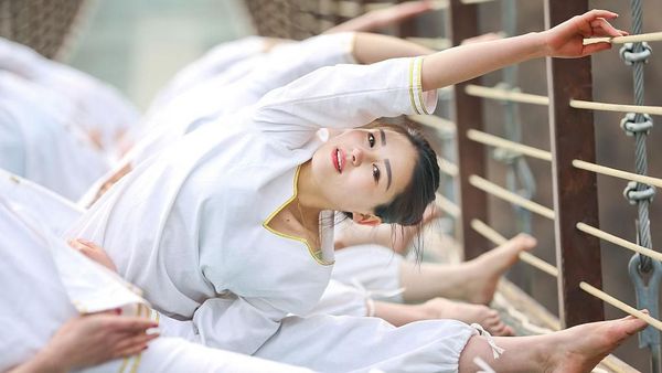 Mengintip Geng Wanita Cantik yang Gemar Yoga di Jembatan Gantung