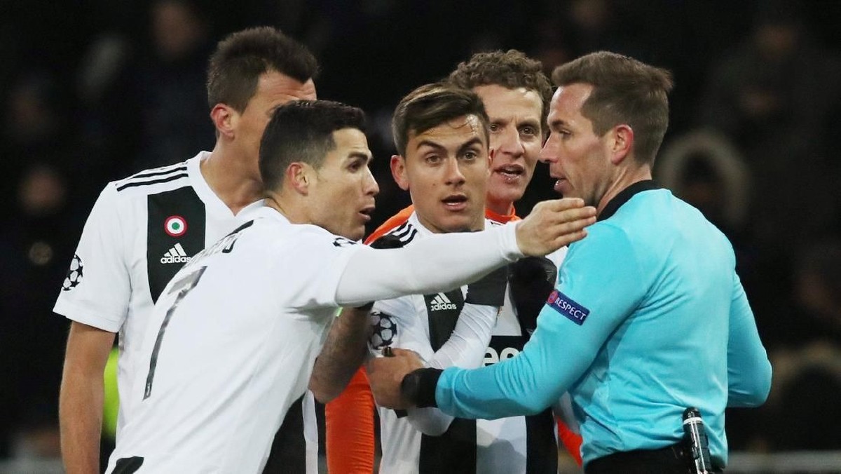Cristiano Ronaldo bikin gol Dybala dianulir wasit (REUTERS/Denis Balibouse)