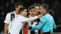 Para pemain Juventus sempat memprotes wasit saat menganulir gol kedua Dybala di injury time. Untungnya kekalahan ini tak membuat Juve tergeser dari puncak Grup H karena Manchester United ikut-ikutan kalah. (REUTERS/Denis Balibouse)