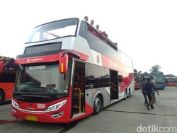 Sebelum Dipakai Pawai Kemenangan Persija, Bus TransJ Dimandikan