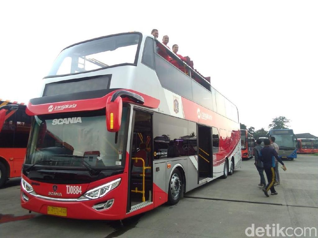 Sebelum Dipakai Pawai Kemenangan Persija, Bus TransJ Dimandikan Sebelum Dipakai Pawai Kemenangan Persija, Bus TransJ Dimandikan