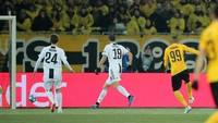 Horrau kembali membuat pendukung Juventus tersentak ketika dia mencetak gol kedua timnya pada menit ke-68 yang membuat Young Boys unggul 2-0. (REUTERS/Denis Balibouse)