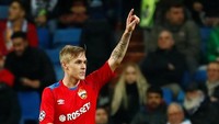 Madrid harus kebobolan untuk yang ketiga kalinya. Kali ini giliran Arnor Sigurdsson yang merobek gawang Madrid. (Foto: Juan Medina/Reuters)