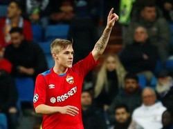 Madrid harus kebobolan untuk yang ketiga kalinya. Kali ini giliran Arnor Sigurdsson yang merobek gawang Madrid. (Foto: Juan Medina/Reuters)