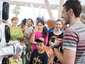Robot Canggih di Rusia Ternyata Tipuan, di Dalamnya Ada Orang Robot Canggih di Rusia Ternyata Tipuan, di Dalamnya Ada Orang