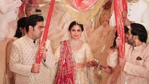 4 Gaya Isha Ambani, Putri Orang Terkaya Asia di Hari Pernikahannya