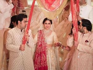 4 Gaya Isha Ambani, Putri Orang Terkaya Asia di Hari Pernikahannya