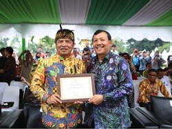 Hari Perkebunan, Bupati Bandung Raih Penghargaan dari Kementan
