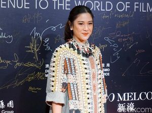Gaya Etnik Dian Sastrowardoyo di Film Festival Macau 2018