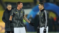 Duo maut di lini depan Juventus, Mario Mandzukic dan Cristiano Ronaldo, diandalkan oleh Massimiliano Allegri musim ini. (REUTERS/Denis Balibouse)