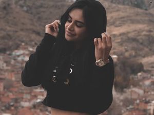 Foto: Selebgram Seksi Dihujat karena Salah Terjemahkan Tato Tulisan Tuhan