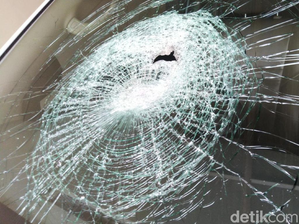 Polisi Cek CCTV Selidiki Pelempar Batu Lukai Ibu Gendong Anak di Jakbar Polisi Cek CCTV Selidiki Pelempar Batu Lukai Ibu Gendong Anak di Jakbar