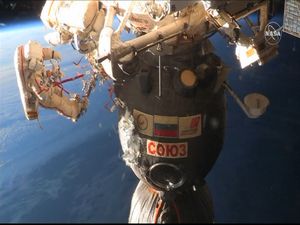 Melihat Astronaut Memperbaiki Pesawat Luar Angkasa