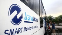 TransJakarta mengajak pihak The Jakmania membersihkan coretan JKT DAY di salah satu bus koridor I Blok M-Kota. Namun The Jakmania menyatakan biar mereka saja yang membersihkan.