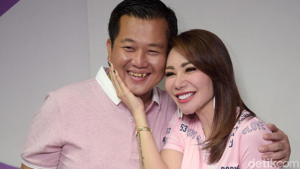Mau Nikah, Femmy Permatasari dan Alfons Makin Mesra Aja Mau Nikah, Femmy Permatasari dan Alfons Makin Mesra Aja