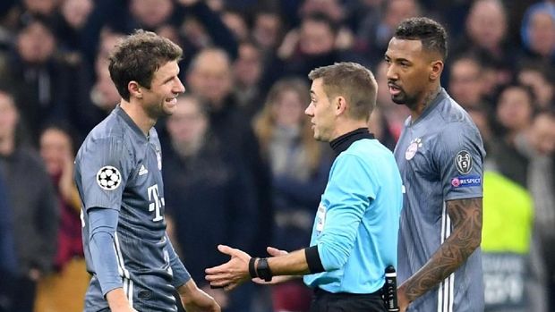 Mueller (kiri) protes kepada wasit Turpin usai dikartu merah.