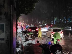 Kaki Keseleo Risma Dibantu Alat Jalan, Tetap Fokus Pada Pekerjaan