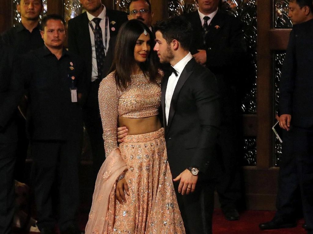 Priyanka Chopra dan Nick Jonas Romantis di Pernikahan Putri Orang Terkaya Asia Priyanka Chopra dan Nick Jonas Romantis di Pernikahan Putri Orang Terkaya Asia