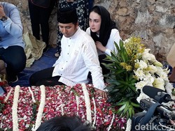 Arumi Bachsin Tak Henti Menangis Lihat Adik Ipar Dimakamkan