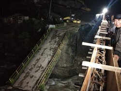 Penampakan Jembatan Kaligenteng Pekalongan yang Ambrol