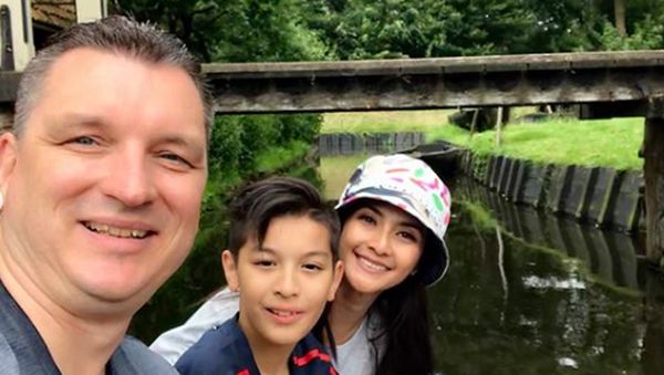 7 Potret Keharmonisan Keluarga Maudy Koesnaedi