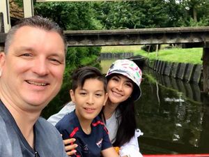 7 Potret Keharmonisan Keluarga Maudy Koesnaedi