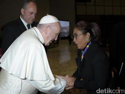 Momen Langka! Susi Bertemu Paus di Vatikan