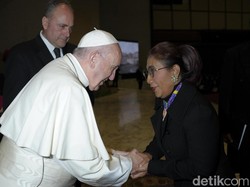 Momen Langka! Susi Bertemu Paus di Vatikan