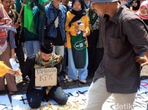 Mahasiswa Tabur Bunga dan Copot Spanduk Bupati Cianjur
