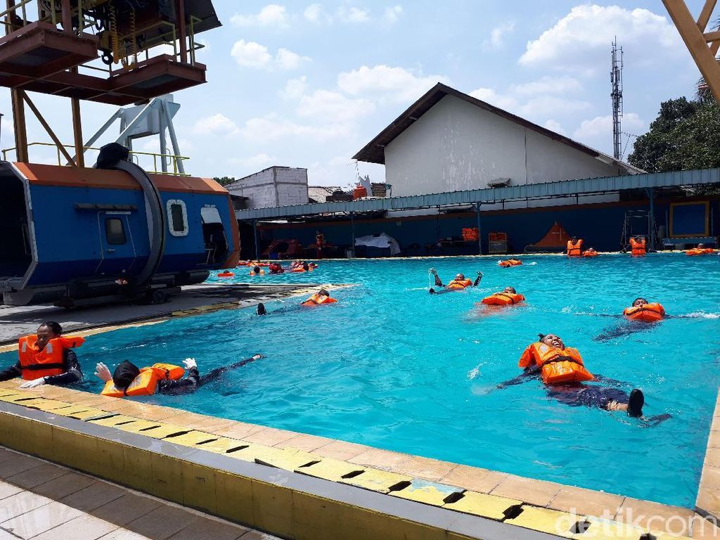 Wajib Tahu! Cara Menyelamatkan Diri Saat Pesawat Jatuh ke Air Wajib Tahu! Cara Menyelamatkan Diri Saat Pesawat Jatuh ke Air