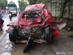 Honda Jazz Diseruduk Dump Truk Hingga Ringsek, Sopir Selamat