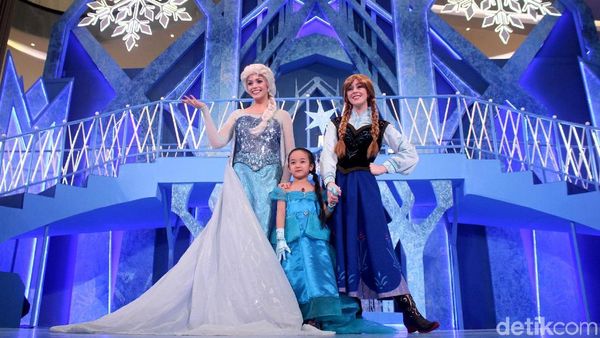 Melihat Aksi Elsa dan Anna Frozen Menghibur Anak-anak di Mal Jakarta