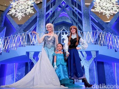 Melihat Aksi Elsa dan Anna Frozen Menghibur Anak-anak di Mal Jakarta