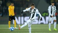Juventus cuma bisa membalas sekali lewat Paulo Dybala pada menit ke-82 lewat sepakan voli kaki kirinya. Tapi, gol itu terlambat karena Young Boys tetap menang dengan skor 2-1. (REUTERS/Denis Balibouse)