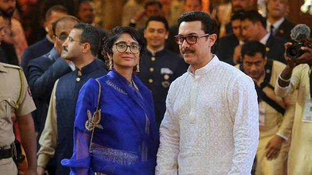 Bollywood actor Aamir Khan and his wife Kiran Rao arrive to attend the wedding of Isha Ambani, daughter of the Chairman of Reliance Industries Mukesh Ambani, in Mumbai, India, December 12, 2018. REUTERS/Francis Mascarenhas