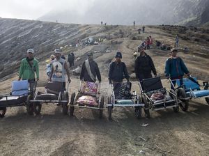Memburu Rezeki Melalui Taksi Ijen