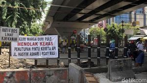Pintu Perlintasan KA di Roxy Ditutup, Warga Duri Pulo Protes
