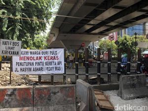 Pintu Perlintasan KA di Roxy Ditutup, Warga Duri Pulo Protes