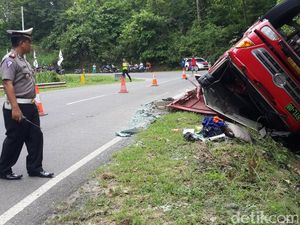 Sopir Ngantuk, Truk Tangki Muat 8.000 Liter Premium Terguling