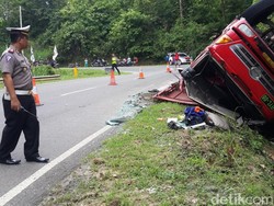 Sopir Ngantuk, Truk Tangki Muat 8.000 Liter Premium Terguling