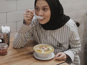 Tak Hanya Cantik, Dwi Handayani Juga Jago Masak dan Doyan Kulineran Tak Hanya Cantik, Dwi Handayani Juga Jago Masak dan Doyan Kulineran